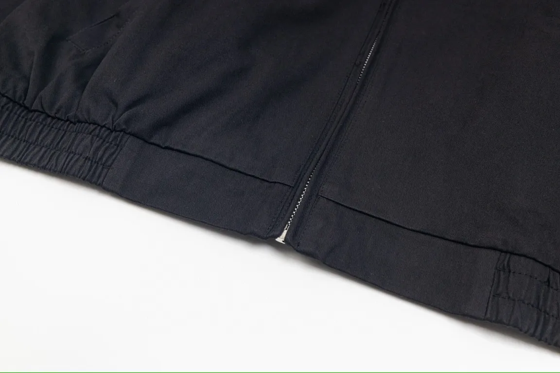 🅿️350 Ralph Lauren's new 24ss classic embroidered logo lapel executive zipper jacket for both men and women. 1️⃣Selected from high-quality original developed pure cotton fabric, with customized plaid lining inside, the overall wearing effect is very soft and comfortable. 2️⃣The workmanship details are perfectly controlled, with exquisite small logo embroidery on the chest, and the unique design style of splicing technology is used in the dropped shoulder position to highlight your personality! The version is simple but not simple! 3️⃣ Complete with tag accessories, unisex design, and a very versatile jacket for men and women!  Color: black, navy blue, khaki Size: S, M, L, XL